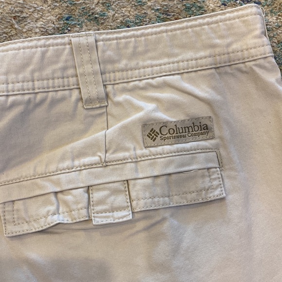Columbia Khaki Cargo Snap Closure Shorts - Picture 5 of 8